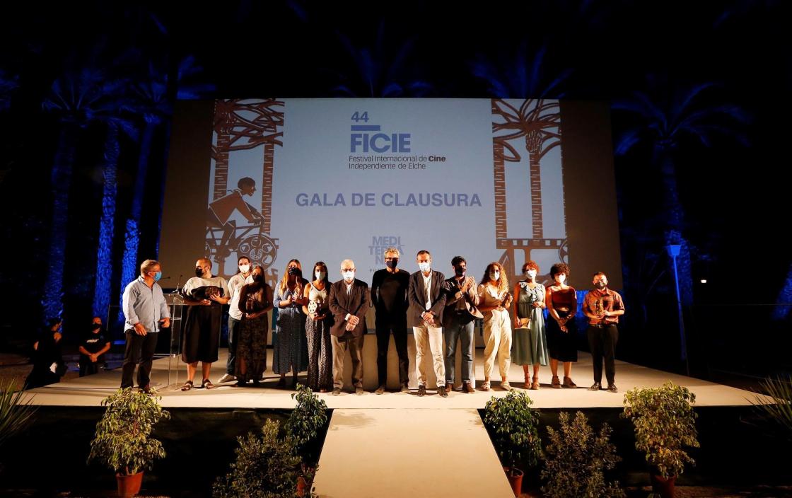 Los premiados posan al finalizar el acto de entrega de trofeos del Festival de Cine Independiente de Elche, este viernes. EFE / Manuel Lorenzo