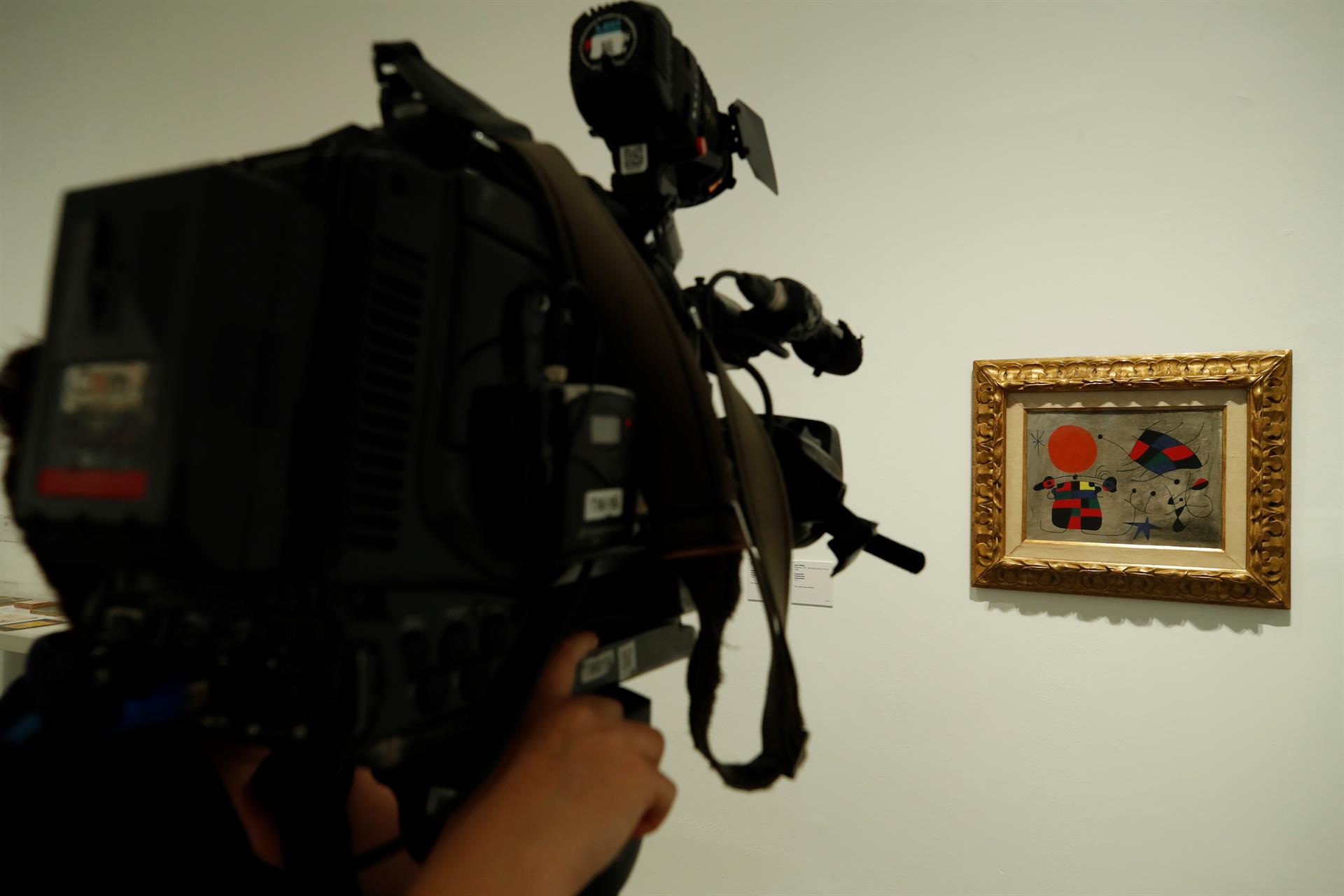 La obra "La sonrisa de alas flameantes" (1953), de Joan Miró. EFE/Javier Lizón