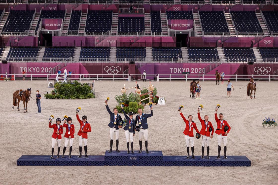 EVE3618. TOKIO (JAPÓN), 07/08/2021.- El equipo de Suecia (c-oro), de Estados Unidos (i-plata) y de Bélgica (d-bronce) celebran en el podio tras la final de salto por equipos de Equitación durante los Juegos Olímpicos 2020, este sábado en el hipódromo Equestrian Park en Tokio (Japón). EFE/ Kai Försterling