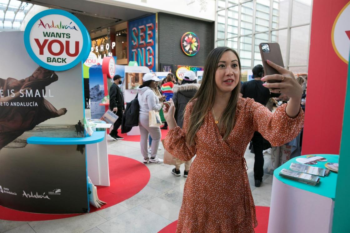 GRAF3562. LONDRES, 31/10/2021.- Influencers, como Melissa Lau, promocionan la campaña de turismo andaluz en sus redes sociales. Campaña de promoción del turismo de la Junta de Andalucía en el centro comercial Westfield de Londres, donde mañana comienza la feria internacional World Travel Market. EFE/Ángeles Ródenas