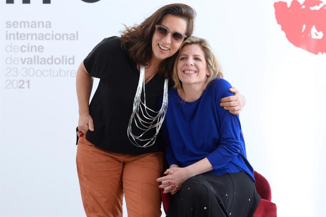 La directora de cine argentina Paula Hernández (i), junto a la actriz argentina Valeria Lois (d) durante la presentación, este jueves, de la película "Las siamesas" en la 66 edición de la Semana de Cine Internacional de Valladolid Seminci. EFE/ Nacho Gallego