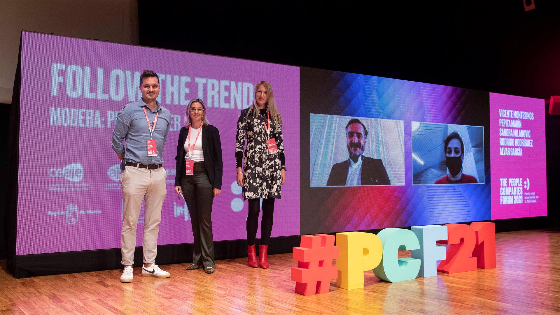 MURCIA, 19/11/2021.- Los componentes de la mesa redonda "Follow The Trends", el presidente del consejo de Cuatroochenta Vicente Montesinos (2d en pantalla), el director de relaciones laborales de Glovo Alvar García (i), la directora de alianzas estratégicas de Holded Sandra Milanovic (c), la cofundadora de We Are Knitters Pepita Marín (d en pantalla), y la la moderadora Pilar Llacer (2i), posan momentos antes del inicio de la mesa redonda, en la segunda jornada del congreso "The People Companies Forum 2021", que se esta celebrando este viernes en el auditorio Víctor Villegas de Murcia. EFE/Marcial Guillén