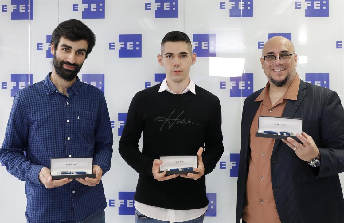 GRAFCAT9211. BARCELONA, 04/11/2021.- Los premiados Guillermo Catalano (d), Fermín Grodira (i) y Pedro Pardo Sánchez (c), posan durante la entrega de los II Premios Internacionales de Periodismo Móvil, que otorgan la Agencia EFE y la Universitat Oberta de Catalunya (OUC), que buscan promover la excelencia en “mobile journalism” (MoJo) y que en esta su segunda edición destaca coberturas como la crisis migratoria hacia las Islas Canarias como consecuencia de la covid-19 y la situación límite en el ecosistema de la Albufera de Valencia.EFE/Andreu Dalmau.