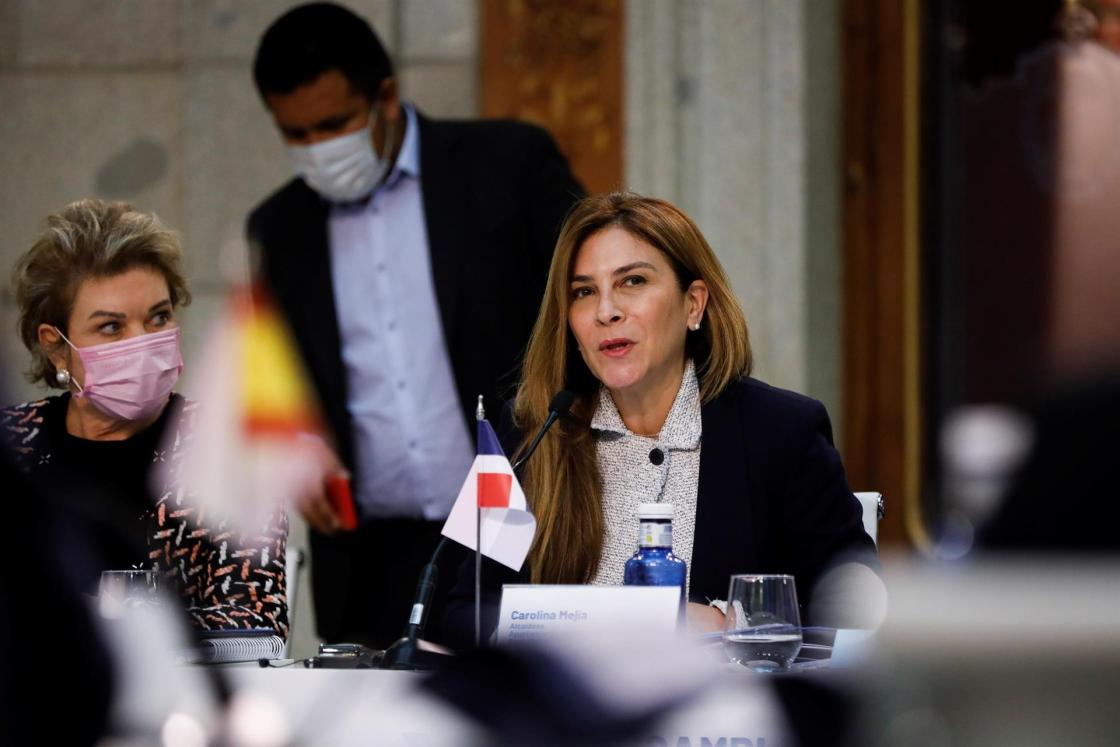 MADRID, 04/11/2021.- La alcaldesa de Santo Domingo, Carolina Mejía (c), durante su intervención en la reunión del Comité Ejecutivo de la XIX Asamblea General de la Unión de Ciudades Capitales Iberoamericanas, este jueves en la Plaza de la Villa, en Madrid. EFE/ David Fernández