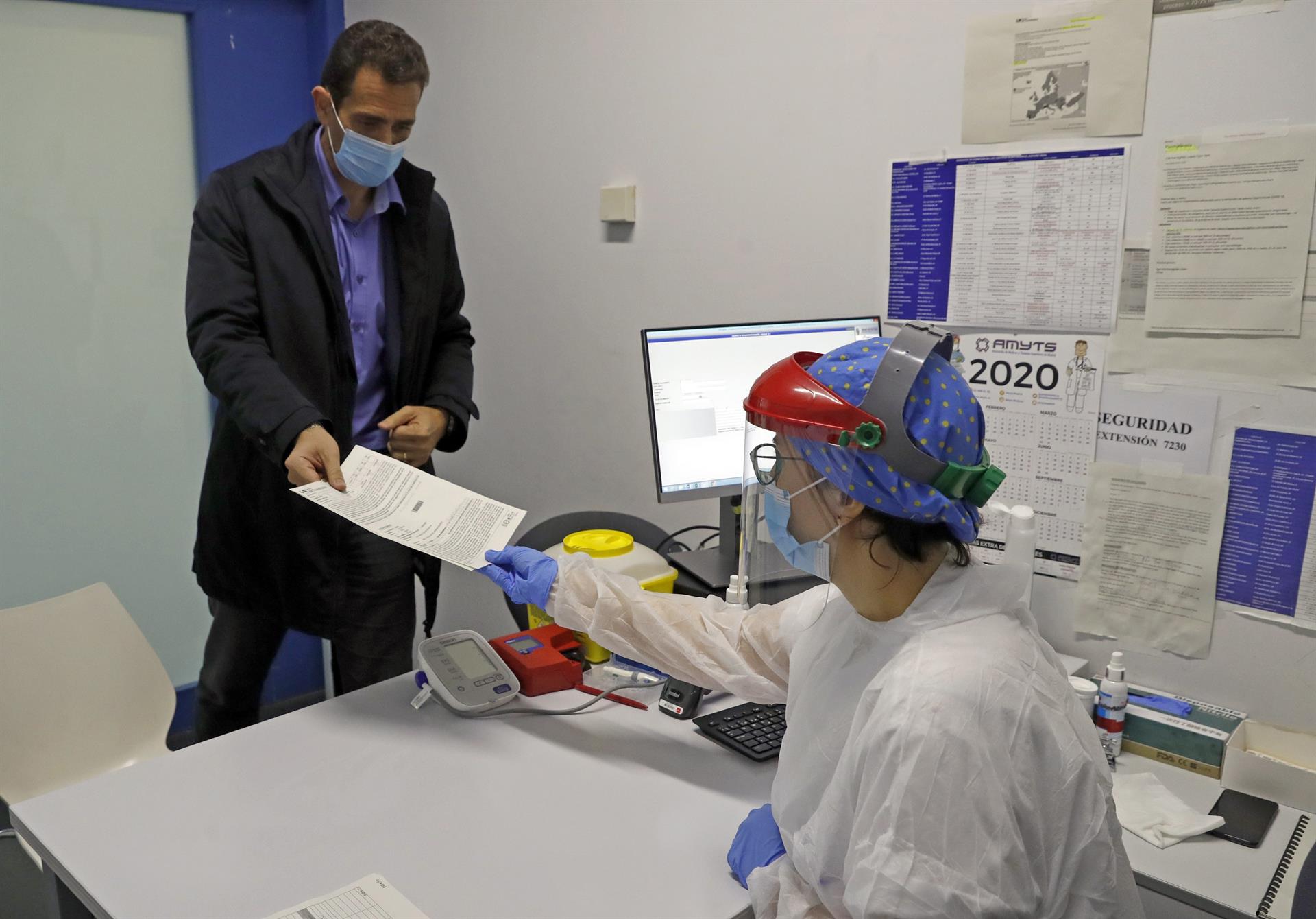Fotografía de archivo en la que se observa a un hombre entregando sus resultados de unos análisis clínicos. EFE/J.J. Guillen