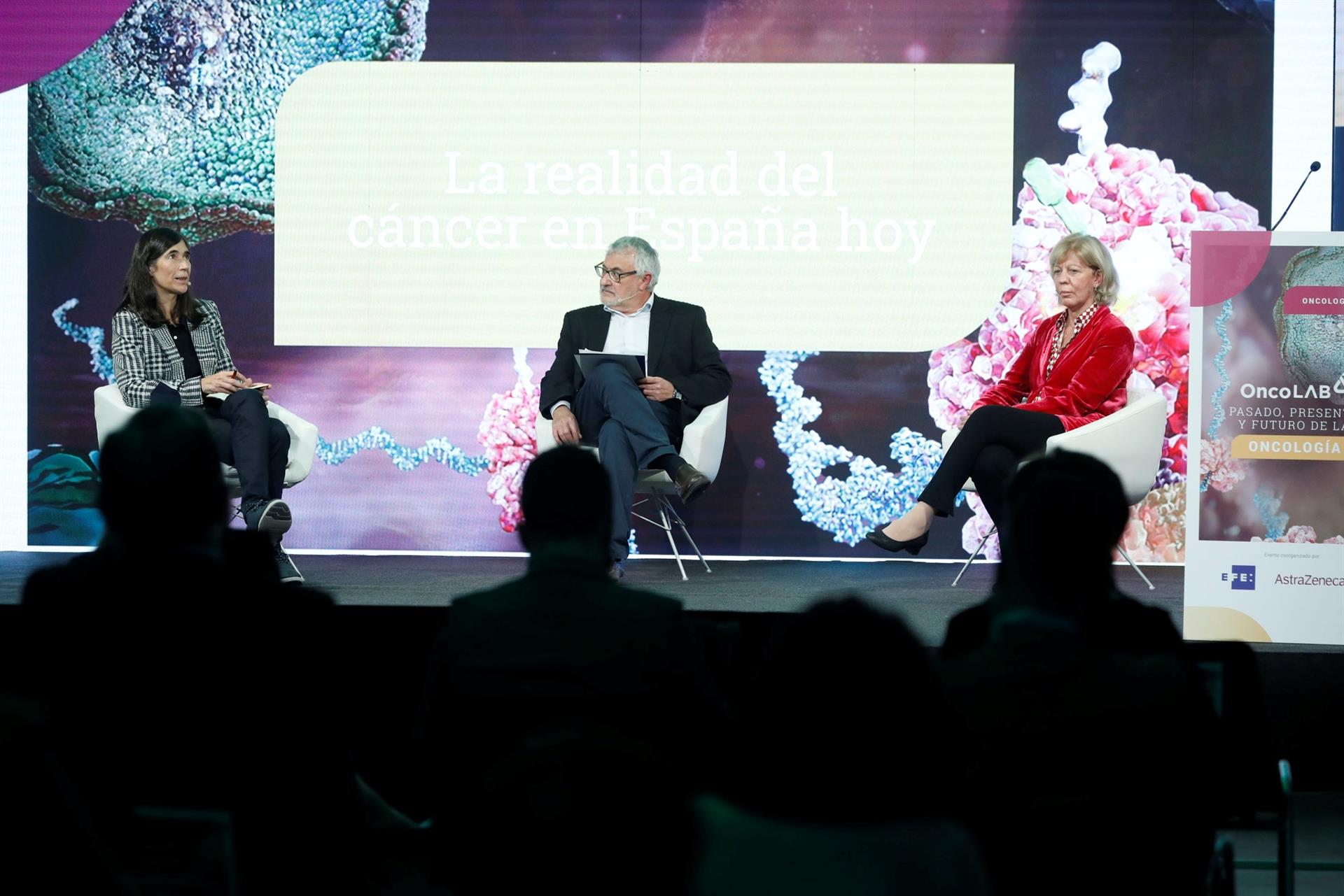 Diálogo entre María Blasco (i), directora del Centro Nacional de Investigaciones Oncológicas (CNIO), y Enriqueta Felip (d), presidenta de la Sociedad Española de Oncología Médica (SEOM), moderado por Javier Tovar (c), director de EfeSalud, durante las jornadas organizadas por la Agencia Efe y AstraZeneca. EFE/David Fernández