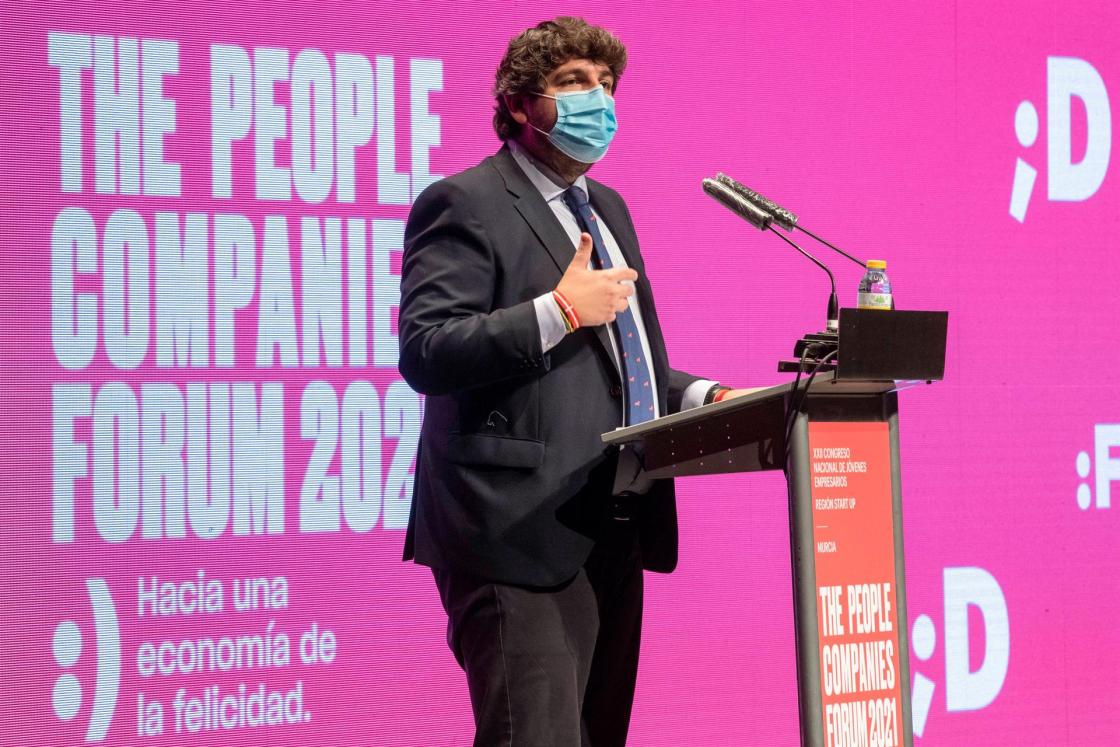 MURCIA, 18/11/2021.- El presidente de la Comunidad de Murcia Fernando López Miras, durante un momento de su intervención este jueves en el congreso "The People Companies Forum 2021", en el auditorio Victor Villegas de Murcia. EFE/Marcial Guillén