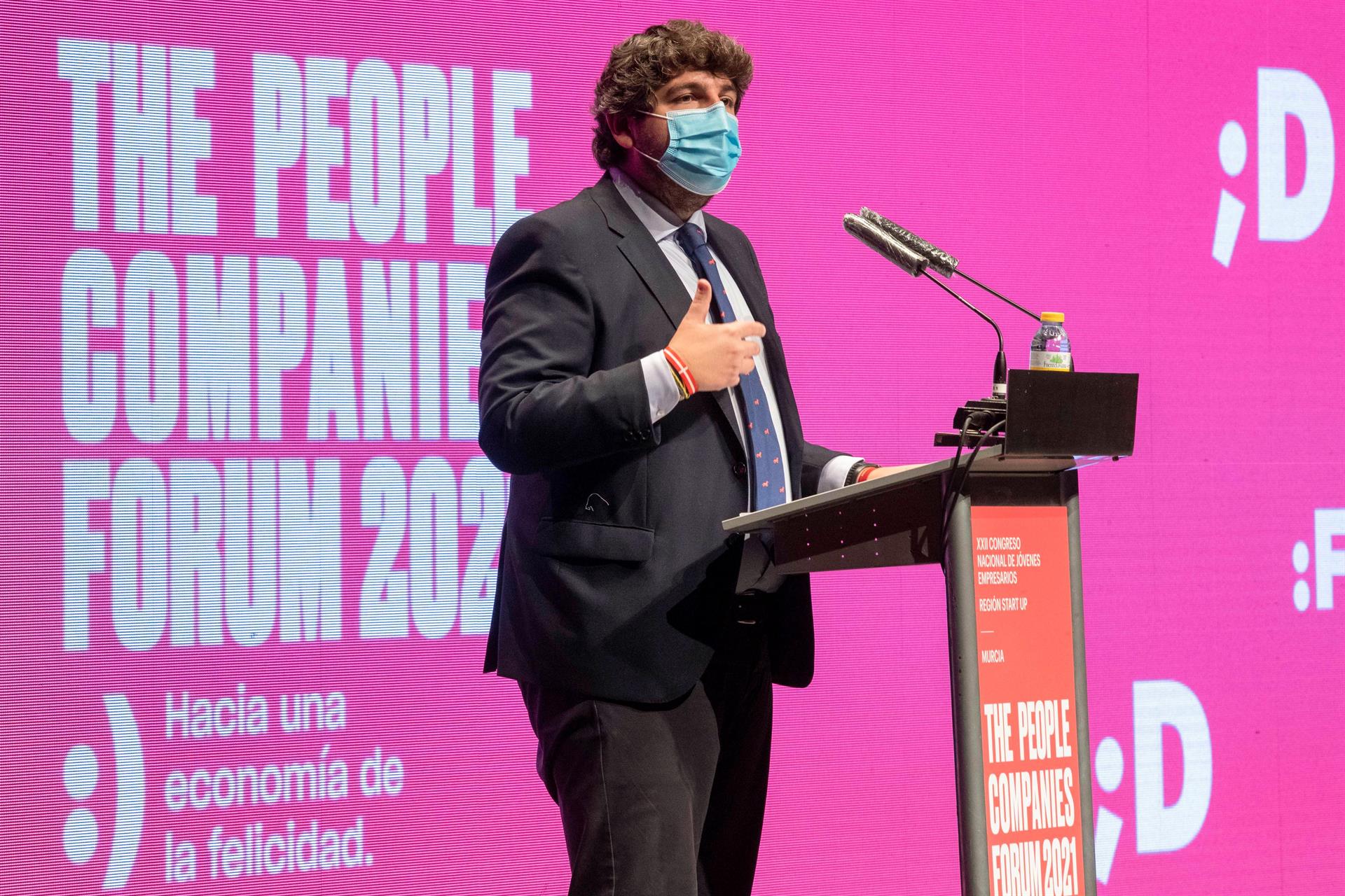 MURCIA, 18/11/2021.- El presidente de la Comunidad de Murcia Fernando López Miras, durante un momento de su intervención este jueves en el congreso "The People Companies Forum 2021", en el auditorio Victor Villegas de Murcia. EFE/Marcial Guillén