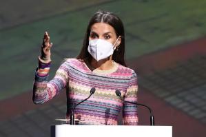 MADRID, 10/11/2021.-La reina Letizia hoy miércoles durante el acto "Conectados por la oportunidad digital", organizado por la Fundación BBVA Microfinanzas en la sede de la ciudad del BBVA en Madrid. EFE/Kiko Huesca