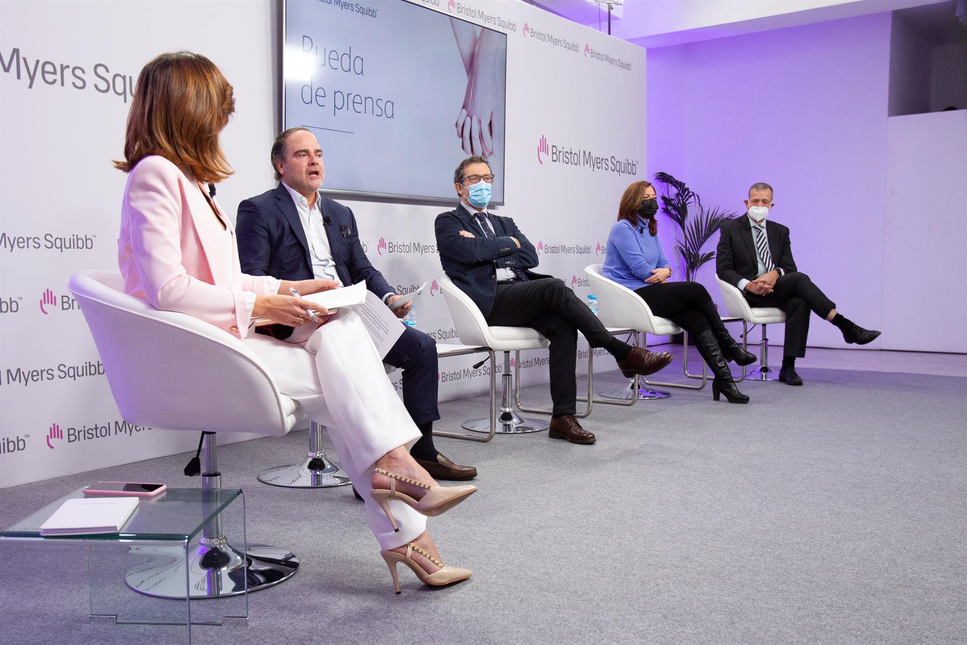 En la foto, de izquierda a derecha, la periodista, Verónica Sanz; el vicepresidente europeo y Director General de BMS España y Portugal, Roberto Úrbez; el presidente de la Asociación Española de Investigación sobre el Cáncer (ASEICA), Luis Paz-Ares; la presidenta del Grupo Español de Oncología Genitourinaria (SOGUG), Aránzazu González del Alba y el presidente del Grupo Español Multidisciplinar de Melanoma (GEMM), Alfonso Berrocal.