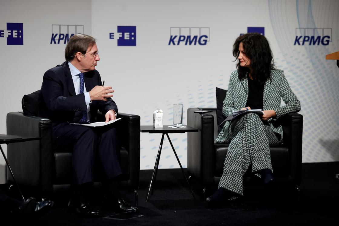 MADRID, 22/11/2021.- El presidente de Calidad Pascual, Tomás Pascual Gómez-Cuétara (i), y la directora de Economía de Efe, Emilia Pérez, participan en el Foro VIII. "Fondos Europeos, las claves para la recuperación. El reto de transformar el sector agroalimentario" organizado por KPMG y la Agencia Efe en el Instituto Cervantes en Madrid, este lunes. EFE/ Chema Moya