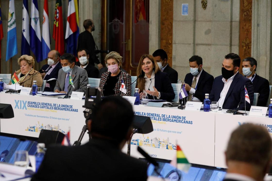 MADRID, 04/11/2021.- La alcaldesa de Santo Domingo, Carolina Mejía (c), durante su intervención en la reunión del Comité Ejecutivo de la XIX Asamblea General de la Unión de Ciudades Capitales Iberoamericanas, este jueves en la Plaza de la Villa, en Madrid. EFE/ David Fernández