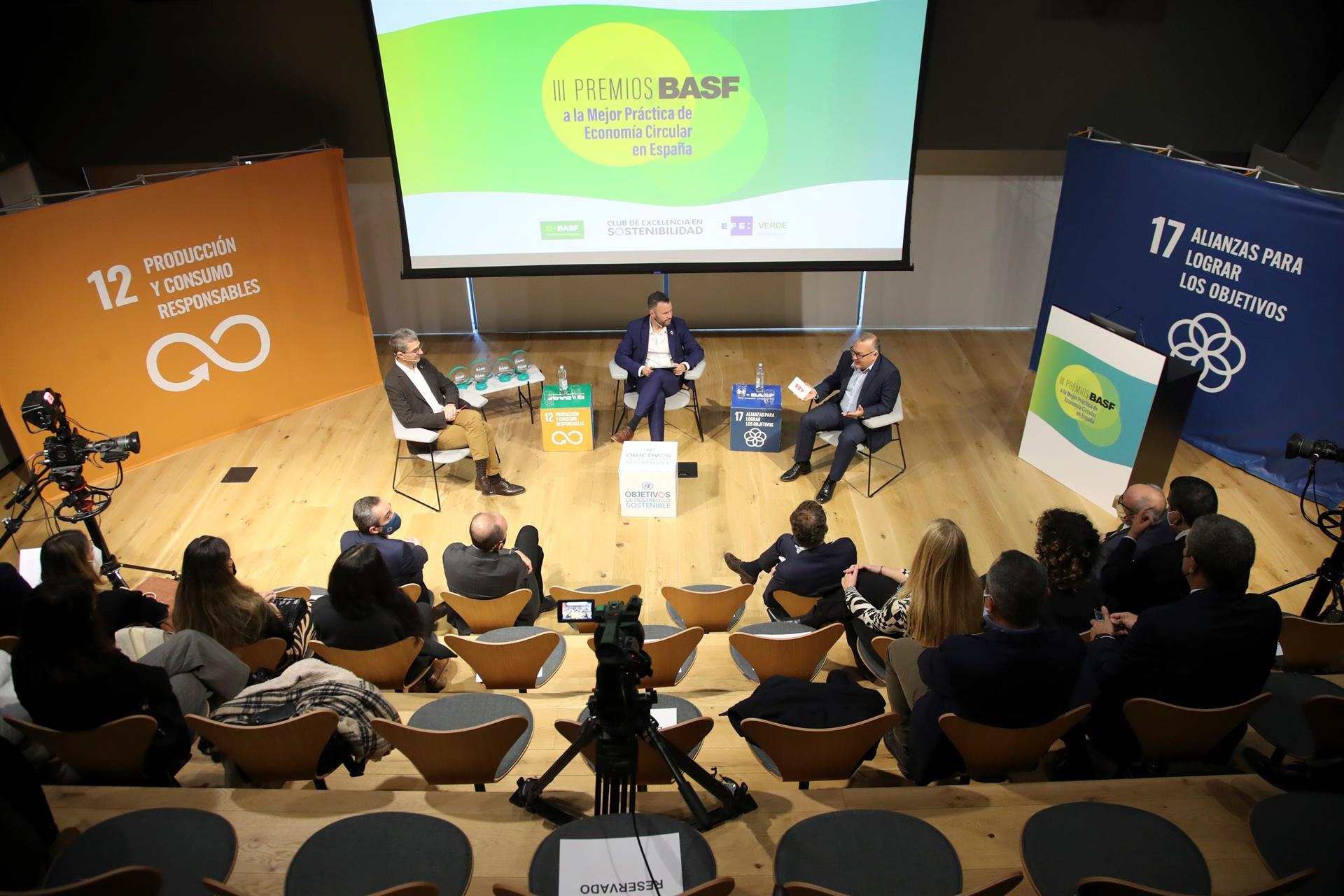 MADRID, 17/11/2021.- Carles Navarro (i), director General de BASF en España, y Marc Gómez (d), presidente del Club de Excelencia en Sostenibilidad, durante la tercera edición de los premios BASF de Economía Circular que se han entregado, este miércoles, en la sede de La Matriz, en Madrid. El Grupo BASF y el Club de Excelencia en Sostenibilidad hacen entrega de la tercera edición de los Premios a la Mejor Práctica en Economía Circular que reconocen aquellos proyectos e iniciativas que contribuyen a circularizar la economía. EFE/ David Fernández
