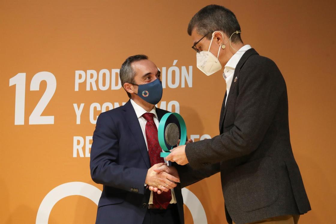 MADRID, 17/11/2021.- Ismael Aznar (i), del Ministerio para la Transición Ecológica, recibe de manos de Carles Navarro (d), director General de BASF en España, uno de los premios en la tercera edición de los premios BASF de Economía Circular que se han entregado, este miércoles, en la sede de La Matriz, en Madrid. El Grupo BASF y el Club de Excelencia en Sostenibilidad hacen entrega de la tercera edición de los Premios a la Mejor Práctica en Economía Circular que reconocen aquellos proyectos e iniciativas que contribuyen a circularizar la economía. EFE/ David Fernández