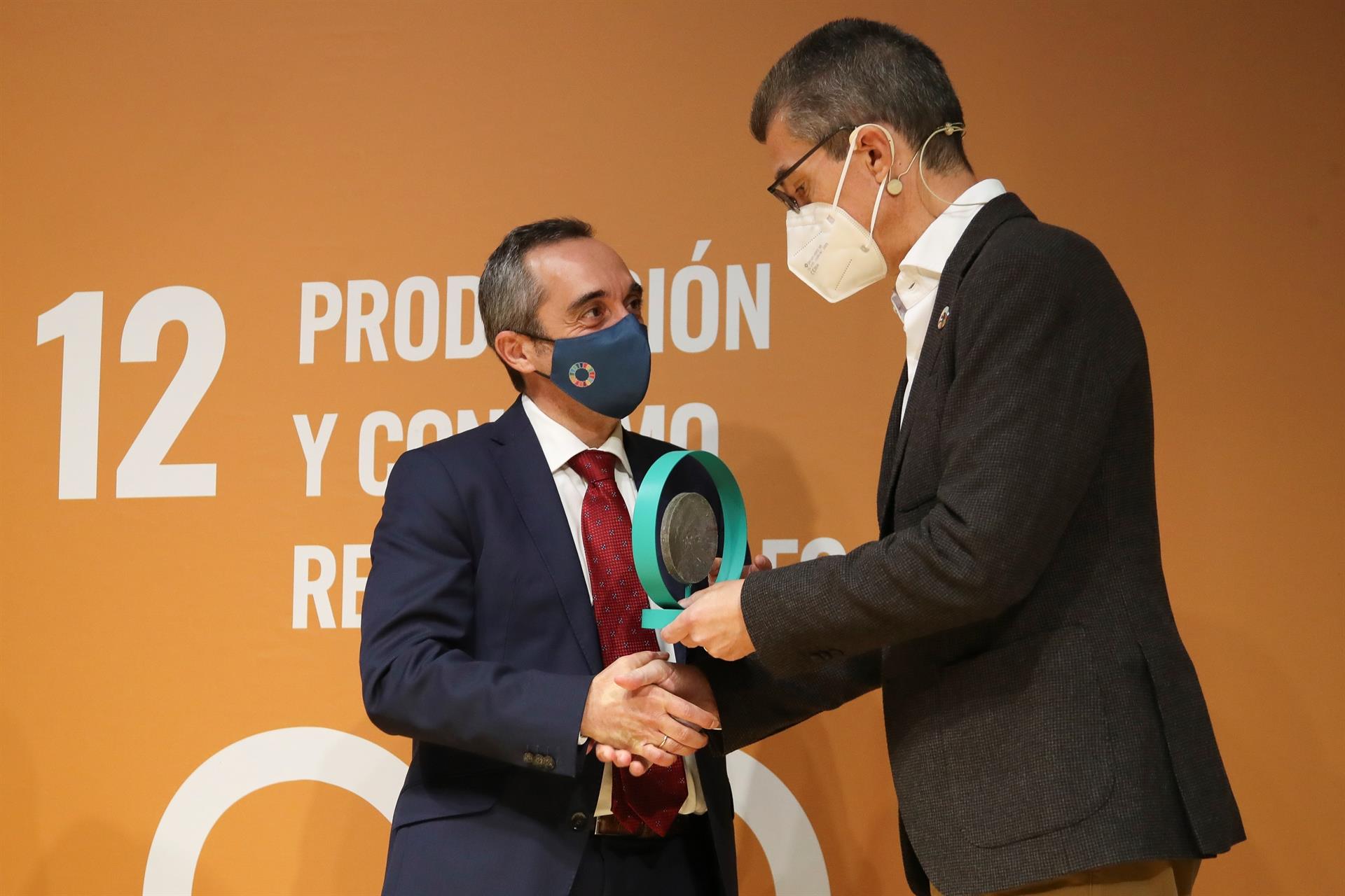 MADRID, 17/11/2021.- Ismael Aznar (i), del Ministerio para la Transición Ecológica, recibe de manos de Carles Navarro (d), director General de BASF en España, uno de los premios en la tercera edición de los premios BASF de Economía Circular que se han entregado, este miércoles, en la sede de La Matriz, en Madrid. El Grupo BASF y el Club de Excelencia en Sostenibilidad hacen entrega de la tercera edición de los Premios a la Mejor Práctica en Economía Circular que reconocen aquellos proyectos e iniciativas que contribuyen a circularizar la economía. EFE/ David Fernández