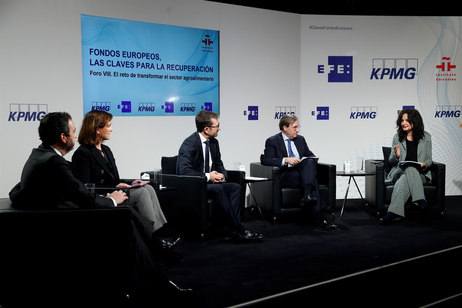 GRAF8086. MADRID, 22/11/2021.- La directora de Economía de la Agencia Efe Emilia Pérez (d) modera la mesa en la que participan el socio responsable de Consumo y Distribución de KPMG España, Enrique Porta (i) la fundadora y CEO de Prosol, Rocío Hervella (2i), el consejero delegado de Campofrío España, Javier Dueñas (3d) y el presidente de Calidad Pascual, Tomás Pascual Gómez-Cuétara (d) durante la celebración del VIII 'Fondos Europeos, las claves para la recuperación. El reto de transformar el sector agroalimentario' organizado por KPMG y la Agencia Efe en el Instituto Cervantes en Madrid este lunes. EFE/ Chema Moya