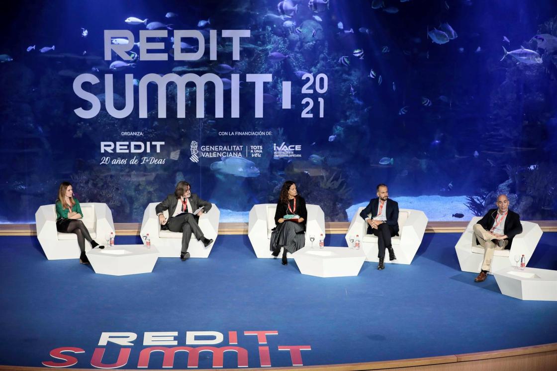 VALENCIA, 11/11/2021Arturo Larena (2i), director de EFEverde, Cristina Del Campo (c), directora de AINIA, Belén Franch (i), doctora en Física, José Antonio Costa (2d), director de AIMPLAS, y Eduardo de Miguel, director gerente de la Fundación Global Nature, durante la mesa redonda "Un planeta en tiempo real: el desafío del desarrollo sostenible" en Redit Sumit, que reúne en Valencia a casi una treintena de expertos mundiales en tecnología e innovación, y tiene como objetivo convertir España en un polo de innovación y emprendimiento, que además debe ser transversal y funcionar en red entre los distintos sectores empresariales. . EFE/Ana Escobar