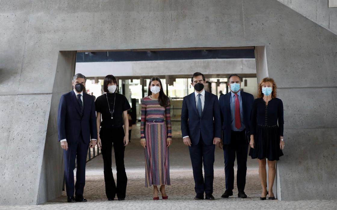 MADRID, 10/11/2021.-La reina Letizia (3i), el presidente del BBVA Carlos Torres (3d), y la ministra de Ciencia y Tecnología, Diana Morant (2i), hoy miércoles durante el acto "Conectados por la oportunidad digital" organizado por la Fundación BBVA Microfinanzas, en la sede de la ciudad del BBVA en Madrid. EFE/David Fernández