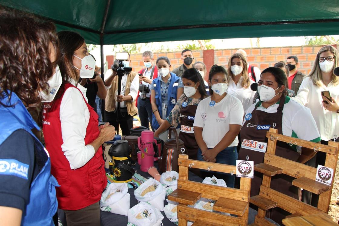 La reina Letizia visita en Asunción (Paraguay), Paraguay, el programa SAPE'A, en Asunción orientado a la capacitación para el empleo de adolescentes y jóvenes del país.