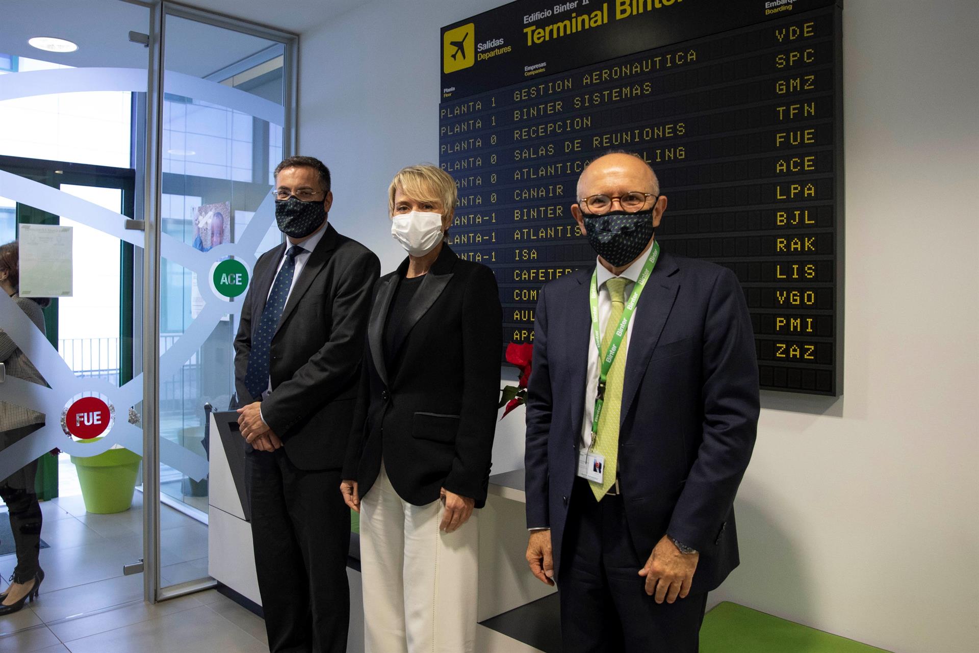 La secretaria de Estado de Digitalización e Inteligencia Artificial, Carmen Artigas (c), acompañada por el director de Atlantis Technology, Héctor Reboso (i), y del presidente del Binter, Rodolfo Núñez (d), durante la visita que realizó este jueves a la sede de Binter y Atlantis Technology, una de las empresas del sistema Binter y una de las entidades que integran la compañía de ciberseguridad OneCyber. EFE/ Miguel Barreto