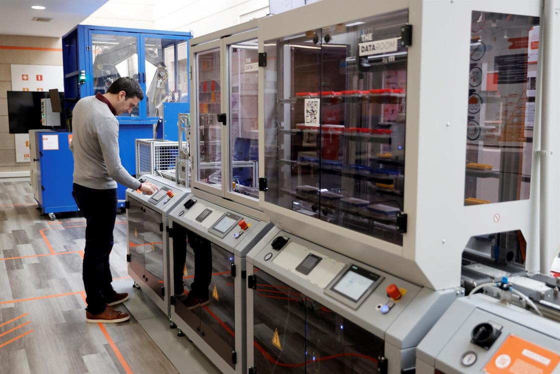 València, 27 dic (EFE).- Francisco Ricau, director del área de Información Estratégica e Innovación Empresarial del ITI, introduce algunos datos en el demostrador. EFE/Kai Fosterling