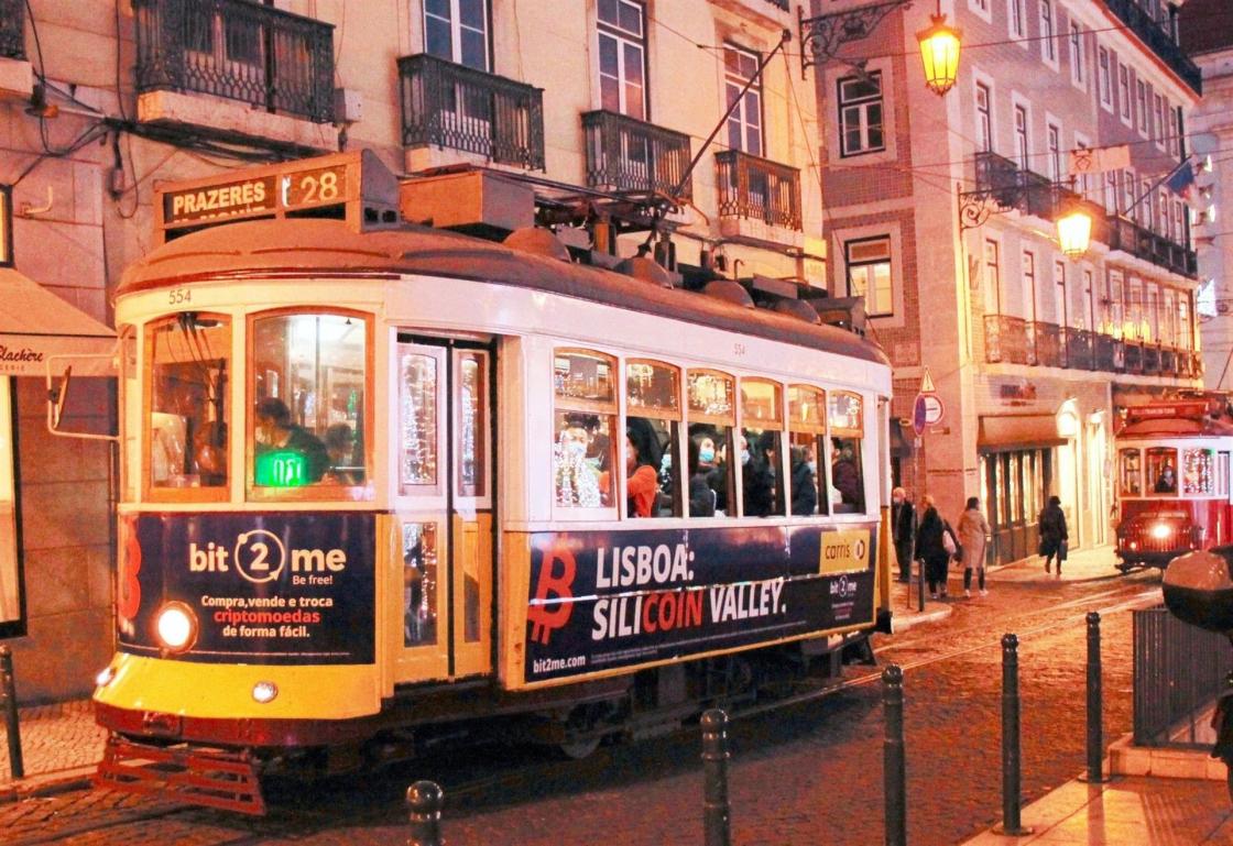 Cartel de Bit2Me en un tranvía de Lisboa.