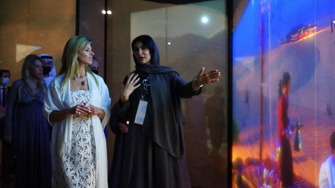 La primera dama, Lorena Ponce de León (i), visita el pabellón de los Emiratos Arabes Unidos (EAU), país anfitrión de la Expo Dubai.. EFE/Iñigo Álvarez