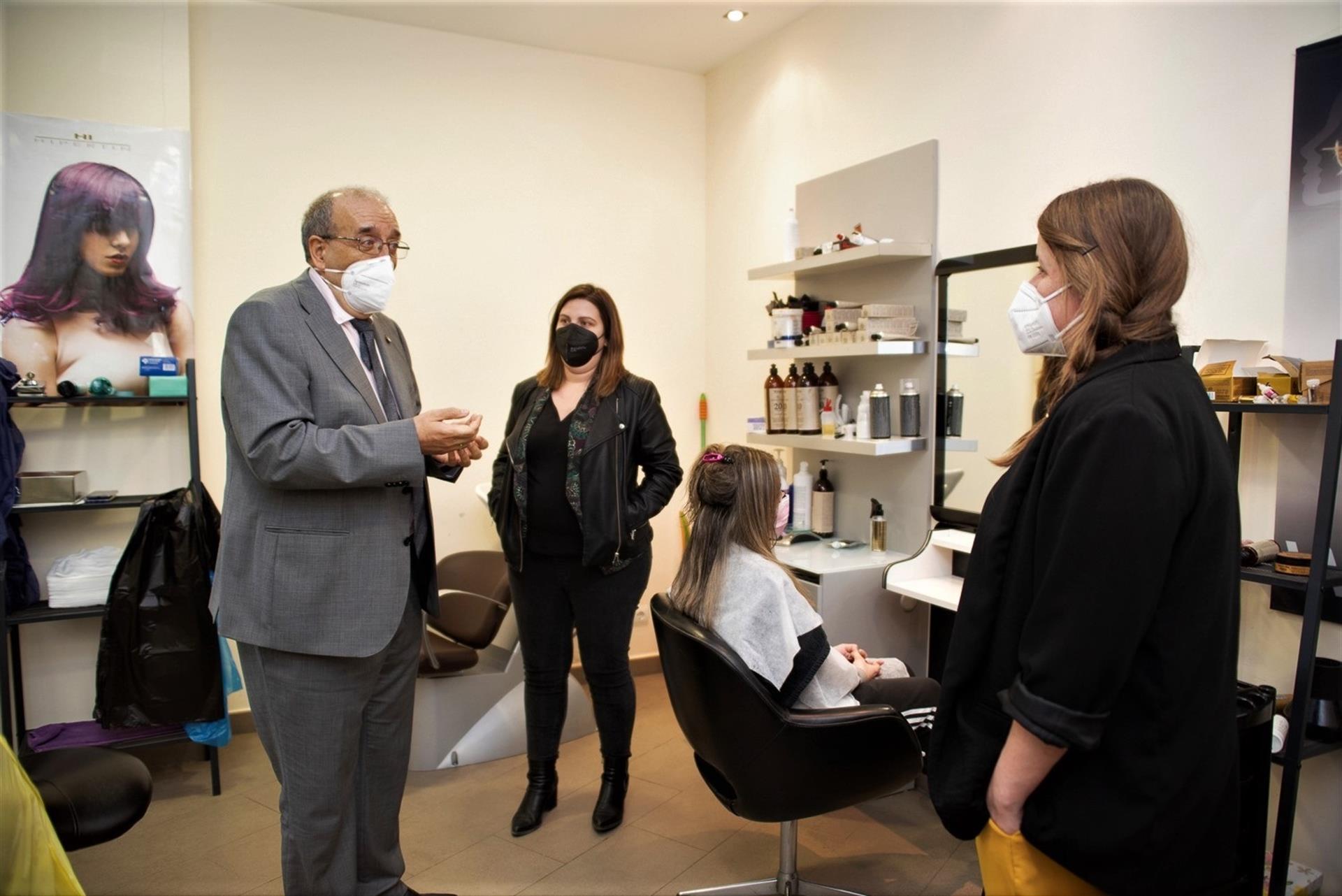El presidente de la Diputación de Teruel, Manuel Rando (izq), junto a una joven emprendedora que lleva su peluquería por pequeños municipios de la región, como campaña de apoyo al comercio local. EFE/Diputación de Teruel SOLO USO EDITORIAL/SOLO DISPONIBLE PARA ILUSTRAR LA NOTICIA QUE ACOMPAÑA (CRÉDITO OBLIGATORIO)