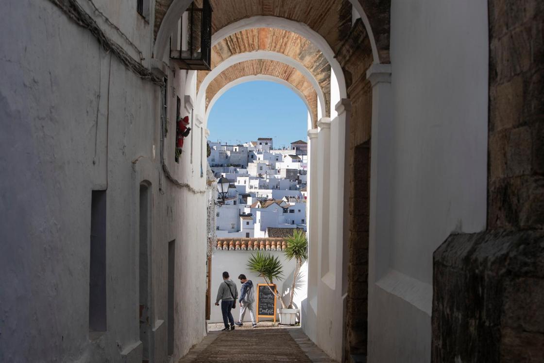 Personas caminando por una calle de la Judería de Vejer de la Frontera (Cádiz), en una imagen de archivo. EFE/ Román Ríos