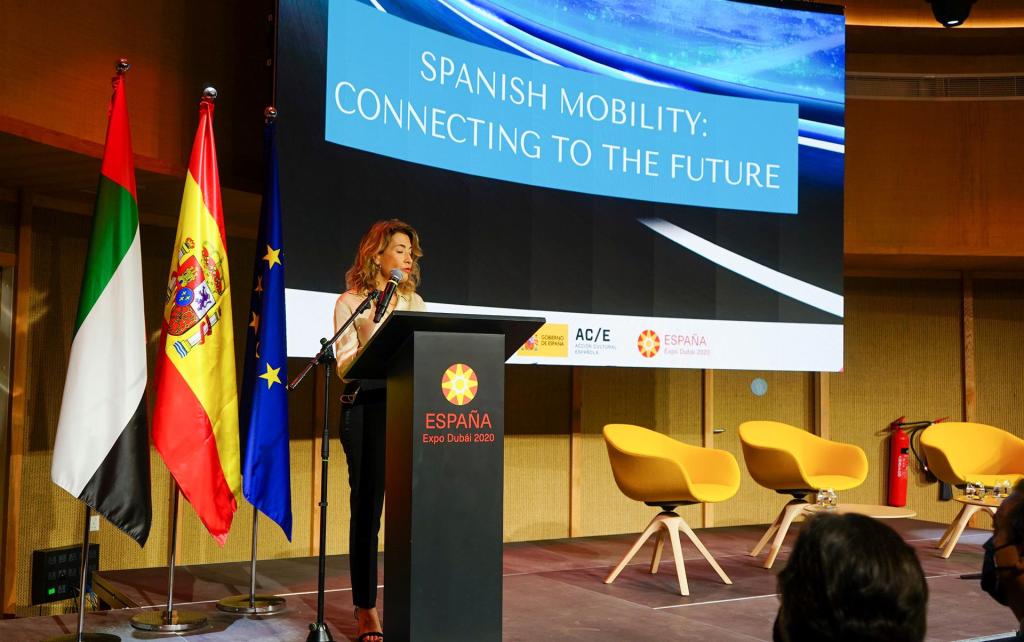 La ministra de Transportes, Movilidad y Agenda Urbana, Raquel Sánchez, interviene en una jornada sobre movilidad sostenible en el Pabellón de España en Expo Dubái 2020. EFE/Iñigo Álvarez