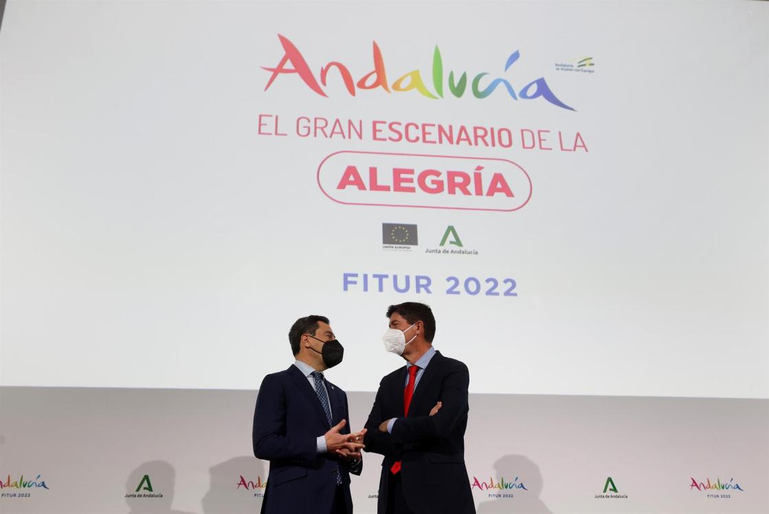 El presidente de la Junta de Andalucía, Juanma Moreno (i), y el vicepresidente, Juan Marín (d), durante la inauguración del expositor de Andalucía en la Feria Internacional de Turismo (Fitur). EFE