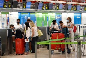 Pasajeros en el aeropuerto de Madrid Adolfo Suárez Barajas, en una imagen de archivo. EFE/Chema Moya