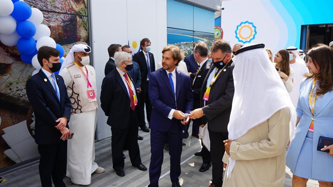 GRAF2507. DUBÁI (EMIRATOS ÁRABES UNIDOS), 21/02/2022.- El presidente de Uruguay, Luis Lacalle (d), visitó hoy la Expo Dubái (Emiratos Árabes Unidos), en donde presentó a su país como un destino seguro y estable para los inversores. La visita se enmarca como parte de su viaje a los Emiratos Árabes Unidos (EAU) acompañado de una nutrida delegación de más de medio centenar de empresarios y cinco ministros. EFE/Iñigo Álvarez