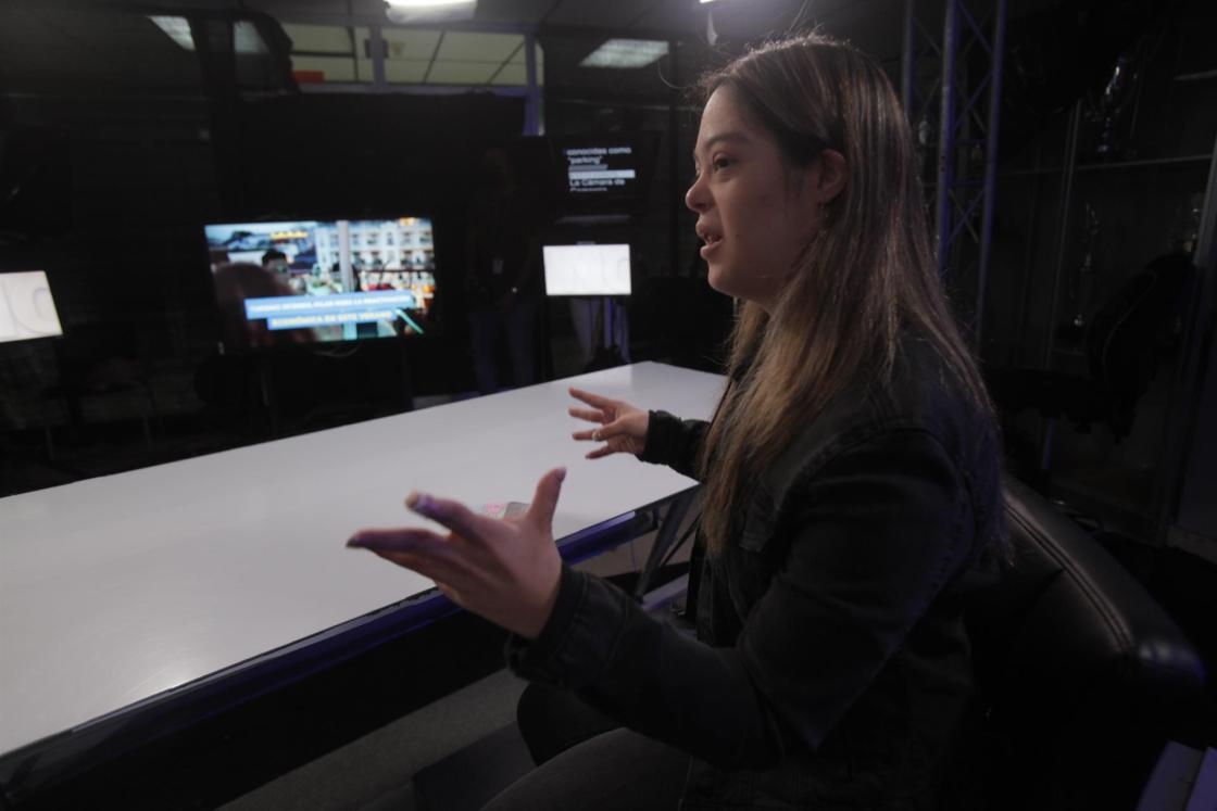 La influencer panameña María José Paiz (i) "Majo" habla con Efe en la sede del Sistema Estatal de Radio y Televisión (Sertv), el 24 de febrero de 2022 en Ciudad de Panamá (Panamá). EFE/ Carlos Lemos