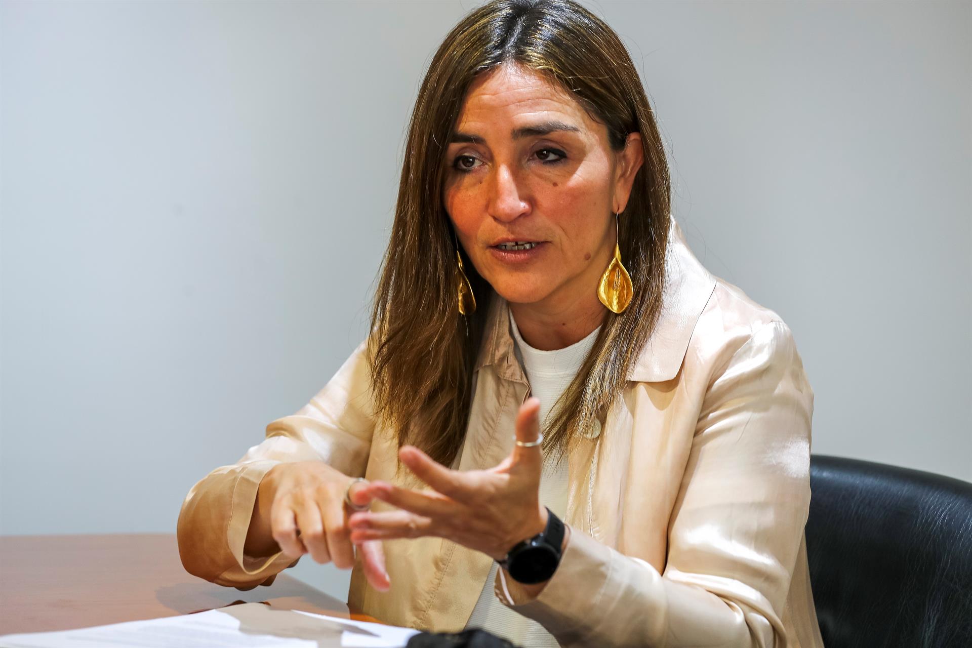 La presidenta de la Fundación Felipe González, Rocío Martínez-Sampere, habla hoy durante una entrevista con Efe, en Quito (Ecuador). EFE/José Jácome