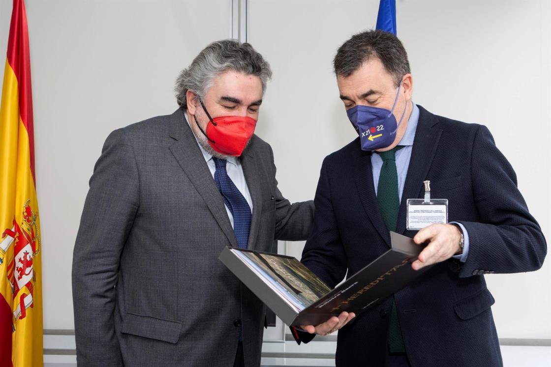 PARIS, 16/02/2022.-Román Rodríguez González, conselleiro de Cultura, Educación y Ordenación Universitaria de la Xunta de Galicia, y el embajador de España ante la Unesco José Manuel Rodríguez Uribes, durante su reunión este miércoles en Paris.- EFE / Fernando Pérez