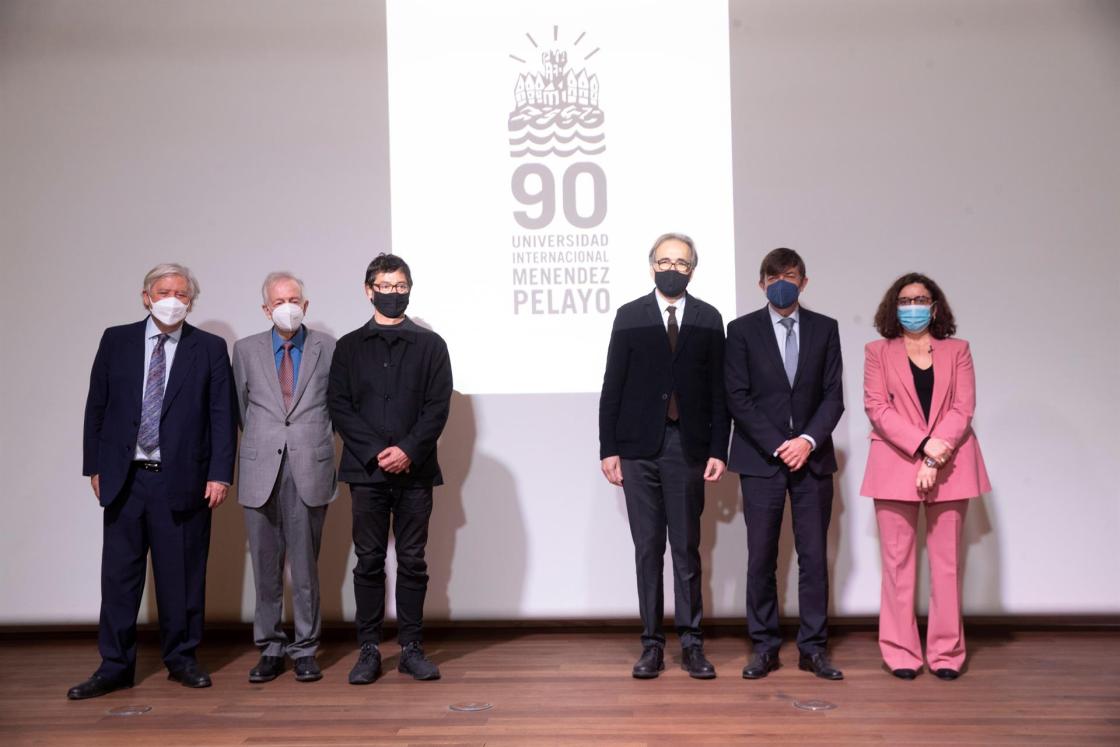 MADRID, 15/02/2022.- De izda a dcha: el director de la Institución Libre de Enseñanza, Pepe García Velasco; el catedrático de Historia Contemporánea de la Universidad Complutense de Madrid, Juan Pablo Fusi; el ilustrador, Ulises Culebro; el ministro de Univesidades, Joan Subirats; el rector de a Universidad Internacional Menéndez Pelayo, Carlos Andradas y la vicerrectora de la Universidad Internacional Menéndez Pelayo, Matilde Carlón, durante la presentación de los actos de celebración por el 90 aniversario de la institución académica, este martes en Madrid. EFE/ Javier Liaño