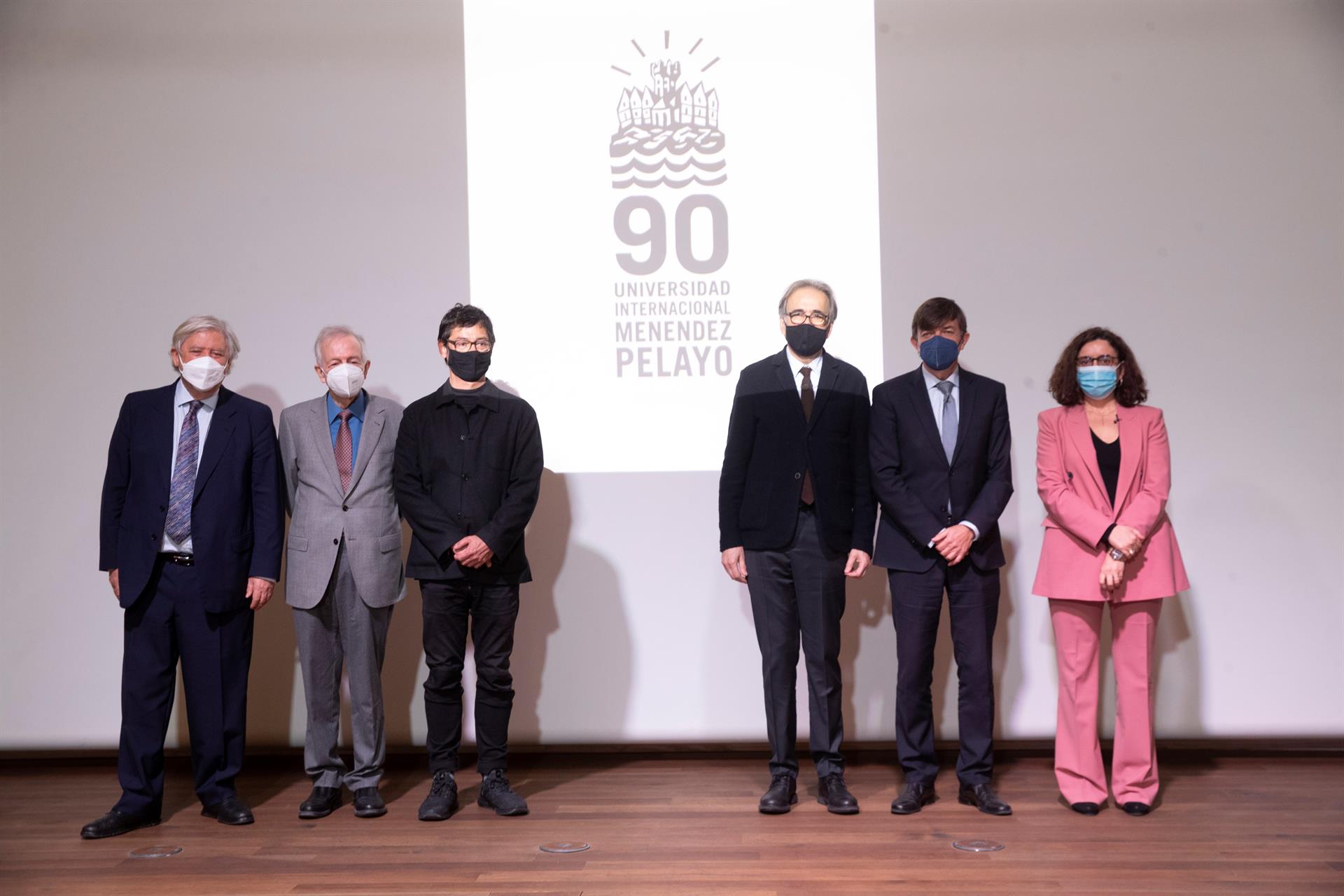 MADRID, 15/02/2022.- De izda a dcha: el director de la Institución Libre de Enseñanza, Pepe García Velasco; el catedrático de Historia Contemporánea de la Universidad Complutense de Madrid, Juan Pablo Fusi; el ilustrador, Ulises Culebro; el ministro de Univesidades, Joan Subirats; el rector de a Universidad Internacional Menéndez Pelayo, Carlos Andradas y la vicerrectora de la Universidad Internacional Menéndez Pelayo, Matilde Carlón, durante la presentación de los actos de celebración por el 90 aniversario de la institución académica, este martes en Madrid. EFE/ Javier Liaño