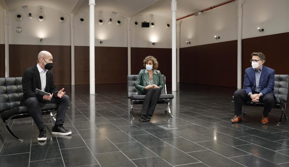 En el debate "El futuro de Europa ante la salud y la COVID-19 ¿Qué esperamos en 2022?", celebrado en Barcelona, han participado la eurodiputada Dolors Montserrat (PP), el jefe del servicio de neurología del hospital Vall d’Hebron y director del Centro de Esclerosis Múltiple de Cataluña, Xavier Montalbán, y Miguel Ángel Peinado, licenciado en Ciencias de la Actividad Física, entrenador personal y "coach" de salud. EFE/ Andreu Dalmau