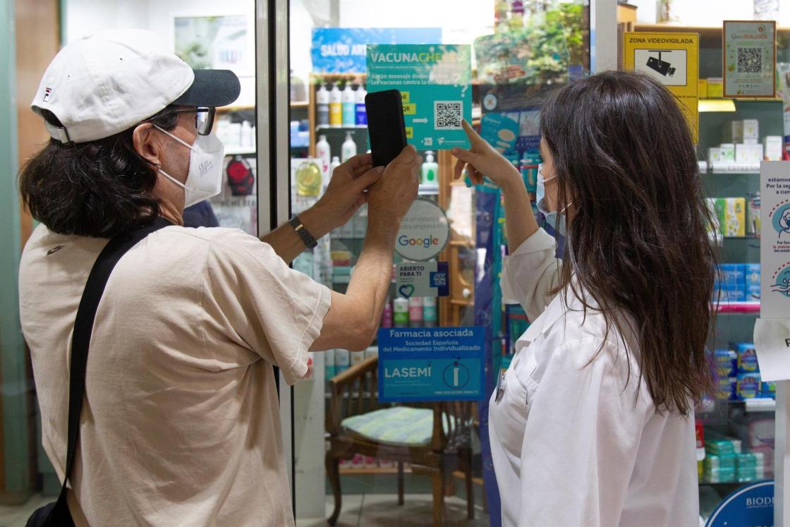 El Consejo General de Colegios Oficiales de Farmacéuticos de España (CGCOF) y EFEVerifica, el equipo de verificación de datos de la Agencia EFE, han lanzado una campaña conjunta para aportar información contrastada a pie de farmacia para desmentir los bulos relacionados con las vacunas contra la covid-19.Fotografía de archivo. EFE/ Javier Liaño