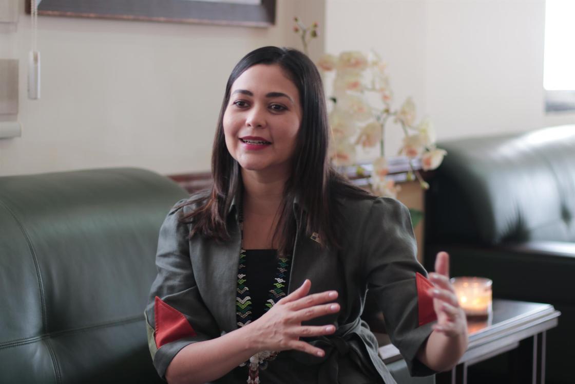 Fotografía cedida hoy por SERTV que muestra a la ministra de Gobierno de Panamá, Janaina Tewaney Mencomo, mientras habla durante una entrevista con Efe el 11 de febrero de 2022, en Ciudad de Panamá (Panamá). EFE/SERTV /Aldair Montalbán