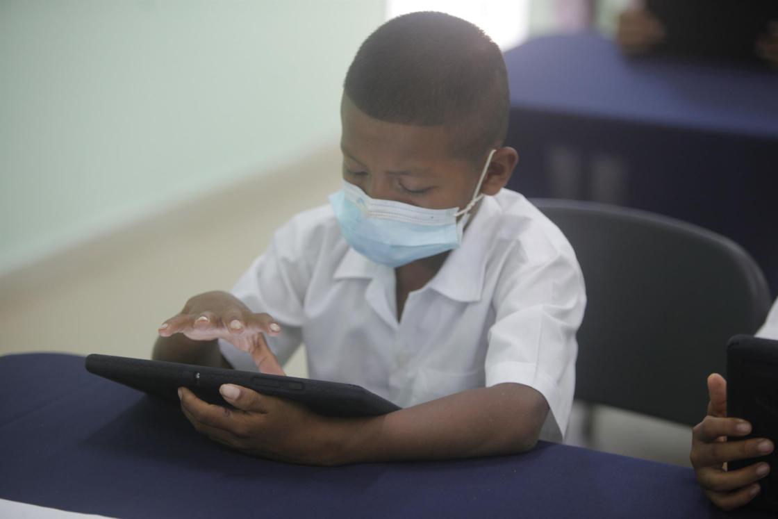 AME2219. CHIRIQUI (PANAMÁ), 10/03/2022.- Niños revisan internet en dispositivos electrónicos en las Escuela Plan de Chorcha, en el áerea rural del occidente de Panamá. Se inauguran aulas tecnológicas en la Escuela Plan de Chorcha, situada en un área rural del occidente de Panamá, con la asistencia del presidente Laurentino Cortizo, y otras autoridades locales y diplomáticas. EFE/Carlos Lemos
