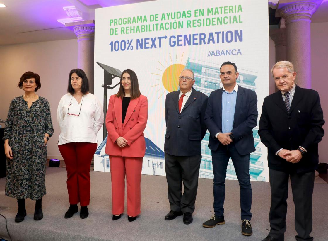 SANTIAGO DE COMPOSTELA, 24/03/2022.- (De izda. a dcha.) La jefa del Servicio de Calidad de la Dirección Técnica del Suelo, Edificación y Calidad del IGVS, María José Paniagua; la vocal de la Junta de Gobierno del Colegio Oficial de Arquitectos de Galicia, Clara González; la directora de Next Generation de ABANCA, Mónica Gondar; el presidente del Colegio de Administradores de Fincas de Galicia, Martín Bermúdez; el vicepresidente de la Federación de Asociaciones de Empresas de la Reforma y Rehabilitación de Galicia, Miguel Ángel Bernárdez y el presidente del Consello Galego de Aparelladores e Arquitectos Técnicos, Roberto Medín al inicio de la jornada divulgativa sobre las ayudas Next Generation para la rehabilitación de viviendas que organiza en Santiago de Compostela la entidad bancaria ABANCA. EFE/Xoán Rey