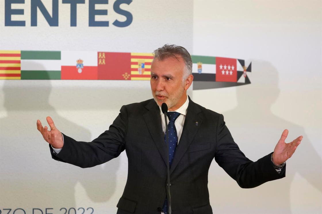 El presidente de Canarias, Ángel Víctor Torres, durante su intervención en la reunión de la XXVI Conferencia de Presidentes se celebra este domingo en el Museo Arqueológico Benahoarita, en la localidad de Los Llanos de Aridane (La Palma), para discutir el plan de respuesta al impacto que ocasiona la guerra de Ucrania y la acogida a los refugiados, la situación de la pandemia de la covid-19 y la cooperación en materia de emergencias de protección civil. EFE/Juan Carlos Hidalgo