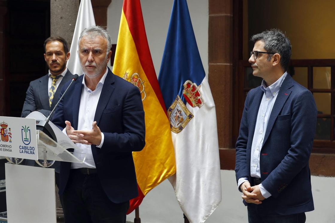 El ministro de Presidencia, Félix Bolaños, el presidente del Gobierno de Canarias, Ángel Víctor Torres (c), y el presidente del Cabildo de La Palma, Mariano Hernández Zapata (i), durante la rueda de prensa tras la reunión de la Comisión Mixta que supervisa los proyectos de reconstrucción de las zonas dañadas por la erupción, para valorar el estado de los trabajos, celebrada este sábado en el Palacio Salazar de Santa Cruz de La Palma. EFE/ Elvira Urquijo A.