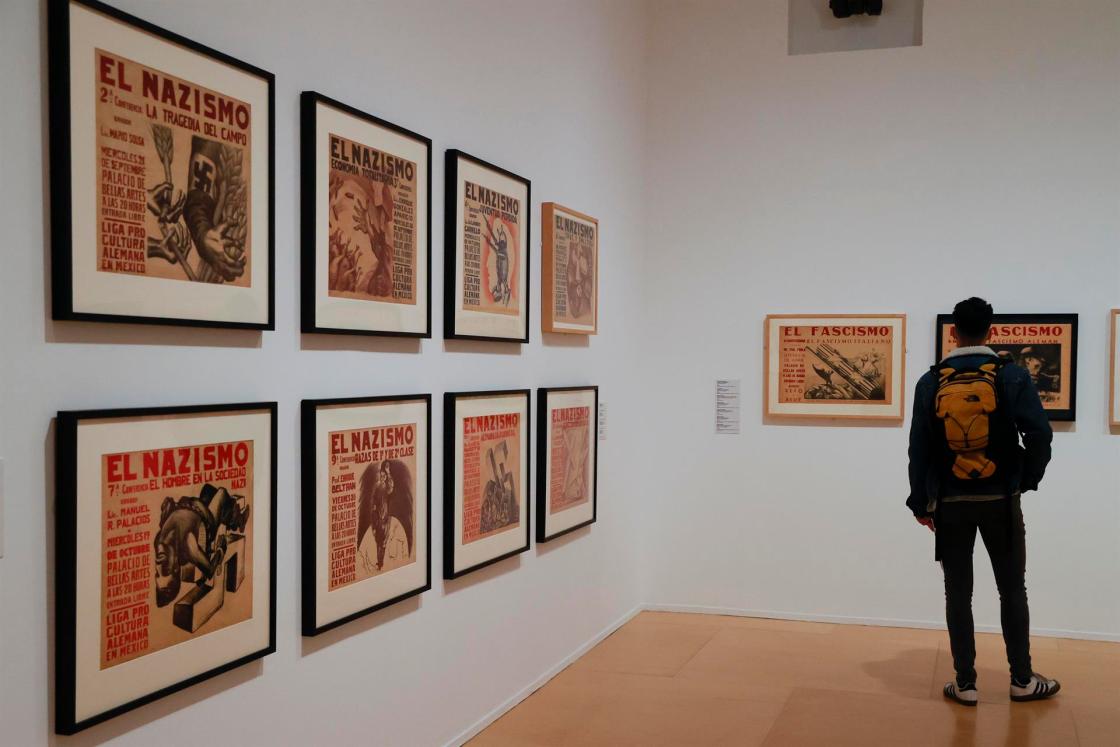 MADRID, 22/03/2022.- Un hombre visita la exposición "De Posada a Isotype, de Kollwitz a Catlett" que examina la evolución del arte gráfico y su papel como herramienta de reivindicación social durante la primera mitad del siglo XX en Alemania y México, y que se puede visitar en el Museo Reina Sofía de Madrid. EFE/ J.J.Guillen