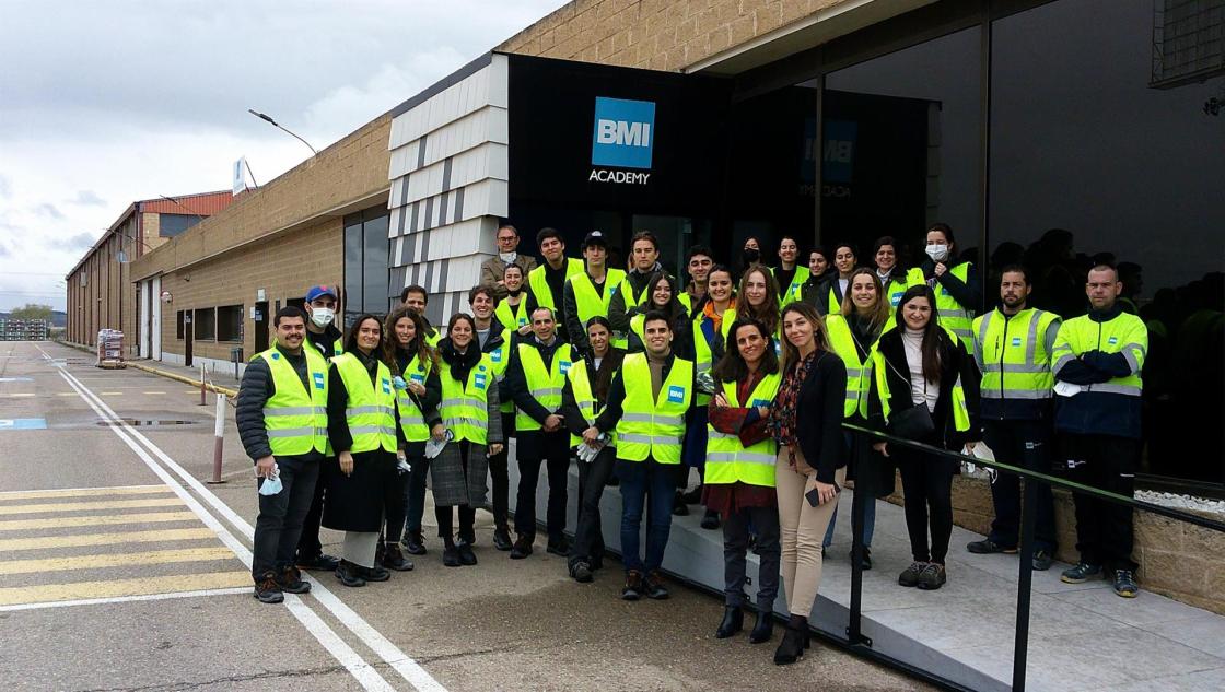 Los alumnos de Arquitectura de la Universidad de Navarra visitan la fábrica de BMI.