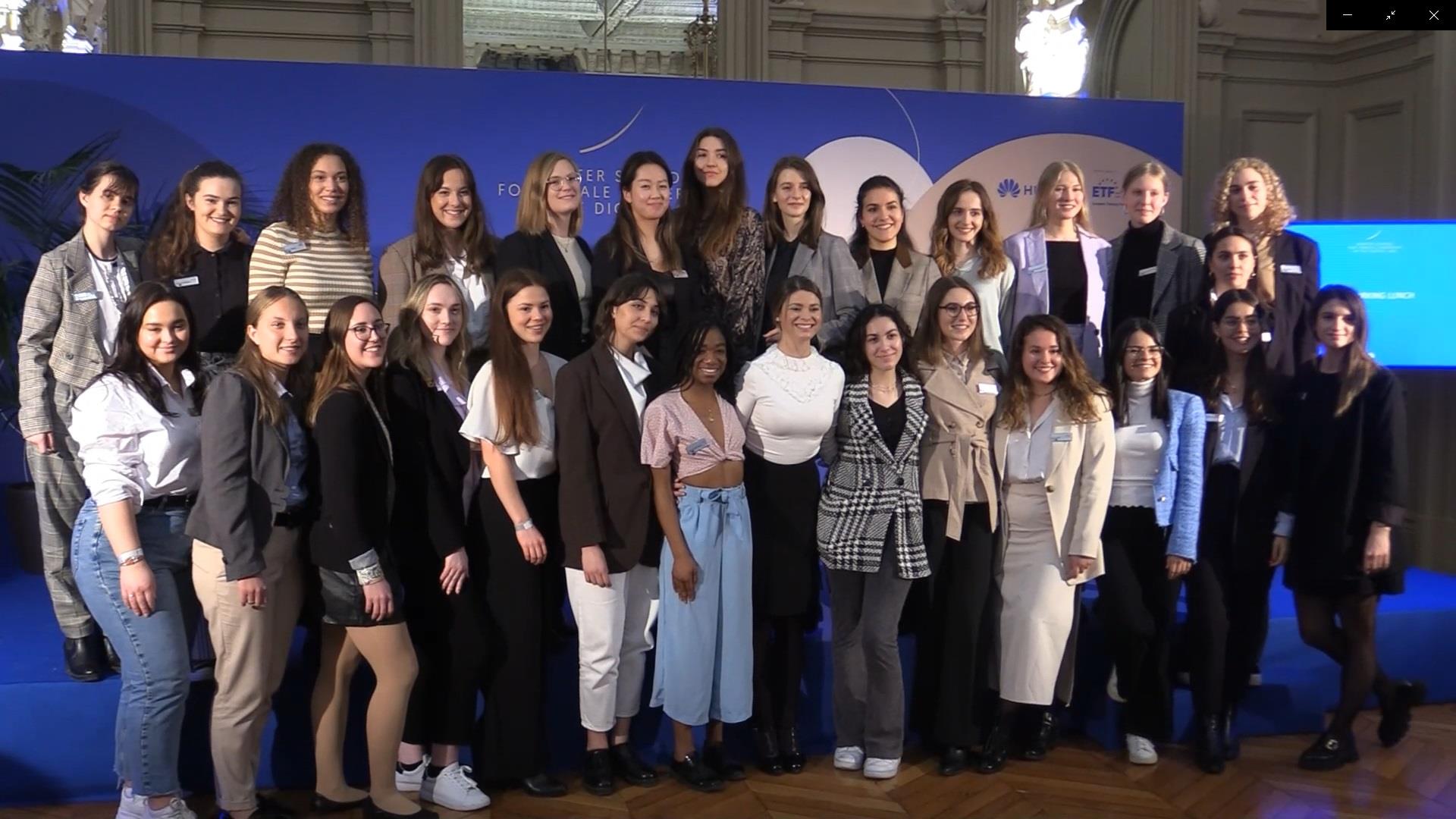 Lograr liderazgos "inclusivos", un campo de batalla para las mujeres jóvenes.