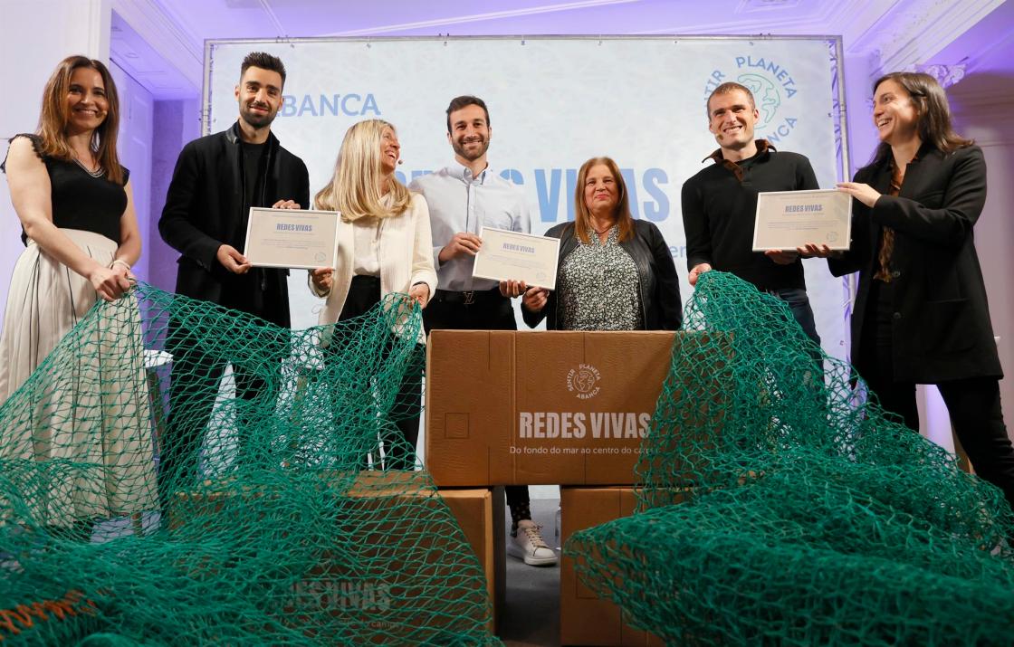 SANTIAGO DE COMPOSTELA, 27/04/2022.- La directora de Marketing de ABANCA, Susana Ortiz, (3, izq)) y la responsable de sostenibilidad María García Cabeza, (d) y los jugadores de fútbol, Brais Méndez, del Celta de Vigo (i) Álex Bergantiños, del Deportivo (d) y Carlos Pita, del Lugo junto a la representantes de las redeiras de Malpica, Ángeles Millet, (5, izq) posan durante el acto de entrega por parte de Abanca de quince juegos de redes recicladas procedentes del fondo del mar, dentro de su proyecto, Redes Vivas, esta tarde en Santiago de Compsotela. EFE/Lavandeira jr
