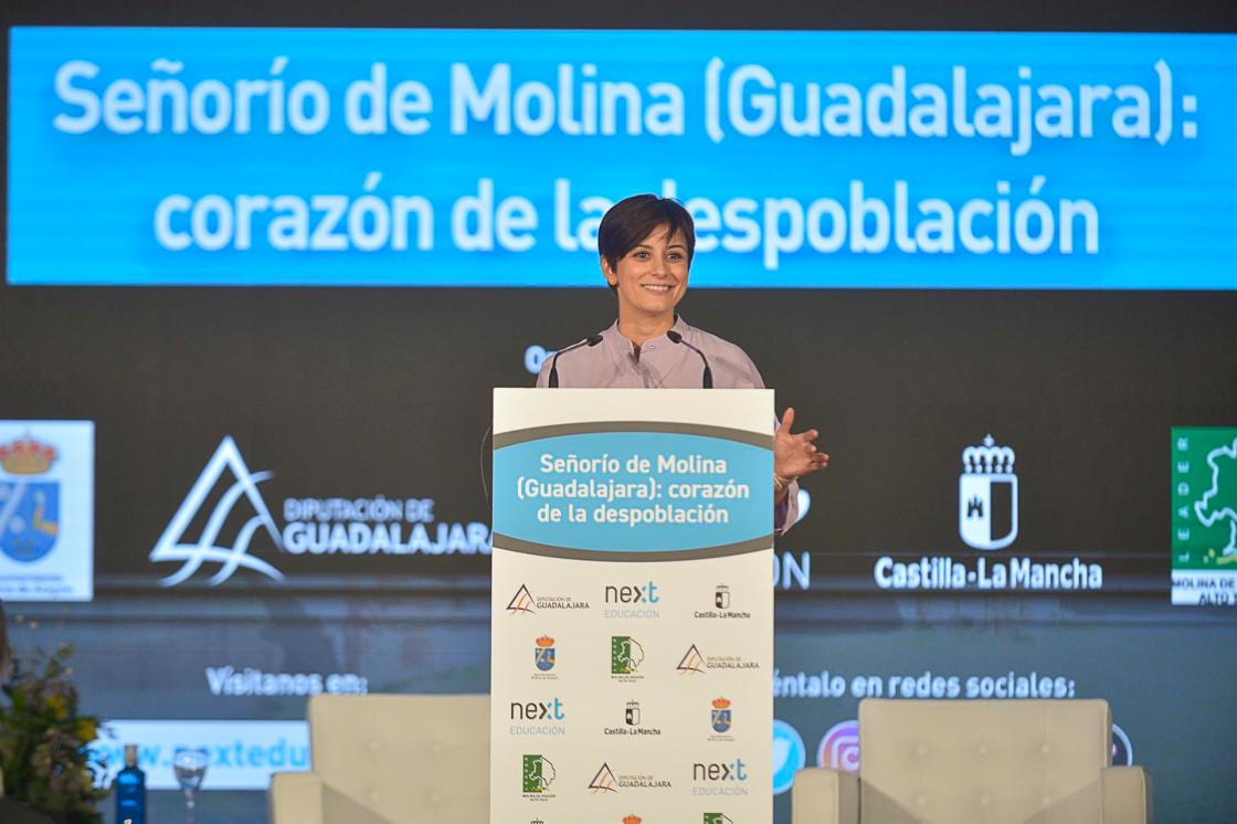 MOLINA DE ARAGÓN (GUADALAJARA), 29/04/2022.- La ministra de Política Territorial y portavoz del Gobierno, Isabel Rodríguez, clausura el Congreso de Despoblación y Reto Demográfico "Foro Next Educación: 'Señorío de Molina (Guadalajara): corazón de la despoblación'", este viernes en Molina de Aragón. EFE/ Nacho Izquierdo